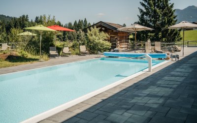 Entspannte Stunden verbringt man im Sommerurlaub im Hotel Oberstdorf am Pool