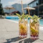 Im Hotel Oberstdorf warten besondere Wellnessmomente auf Sie. Wie wäre es mit einer leckeren Erfrischung am Pool, während Sie Ihre Wellnessauszeit in den Allgäuer Bergen genießen.