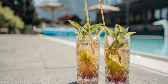 Im Hotel Oberstdorf warten besondere Wellnessmomente auf Sie. Wie wäre es mit einer leckeren Erfrischung am Pool, während Sie Ihre Wellnessauszeit in den Allgäuer Bergen genießen.