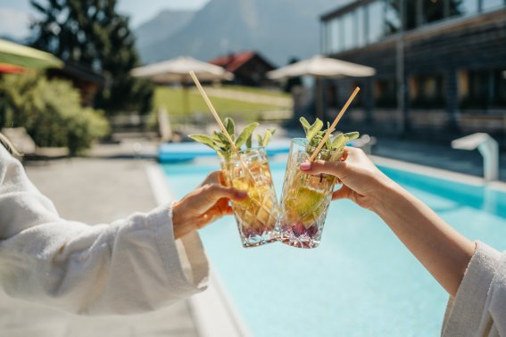 Wellnessurlaub im Allgäu bedeutet Wellnessurlaub im Wellnesshotel Obersdorf mit Pool Wellnessurlaub im Allgäu mit einer Wellnesswelt inklusive Pool, Sauna und Kosmetikbehandlungen im Wellnesshotel Oberstdorf in den Allgäuer Bergen.