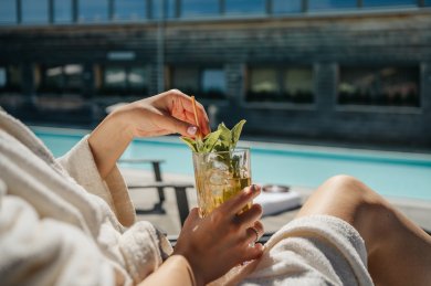 Wellnesswochenende im Allgäu. Im Hotel Oberstdorf bekommen Sie die besten Wellnessangebote für Ihre Wellnessauszeit in den Allgäuer Bergen mit Pool, Kosmetik und Massage.