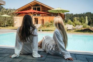 Wellness mit der besten Freundin im Allgäu erleben, mit Kosmetikbehandlung und Massage. Zuerst den Tag mit leckerem Frühstück starten und im Anschluss in der Wellnesswelt im Hotel Oberstdorf entspannen und die Aussicht auf die Bergkulisse genießen.