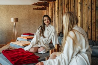 Wellnessurlaub mit bester Freundin ist immer eine sehr gute Entscheidung! Freuen Sie sich auf Wellnessurlaub mit Massage und Kosmetikbehandlungen in der Wellnesswelt im Wellnesshotel im Allgäu.