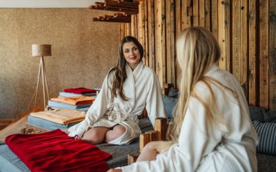 Wellnessurlaub mit bester Freundin ist immer eine sehr gute Entscheidung! Freuen Sie sich auf Wellnessurlaub mit Massage und Kosmetikbehandlungen in der Wellnesswelt im Wellnesshotel im Allgäu.