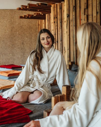 Urlaub mit der besten Freundin im Allgäu im Hotel Oberstdorf Wellnessurlaub mit bester Freundin ist immer eine sehr gute Entscheidung! Freuen Sie sich auf Wellnessurlaub mit Massage und Kosmetikbehandlungen in der Wellnesswelt im Wellnesshotel im Allgäu.