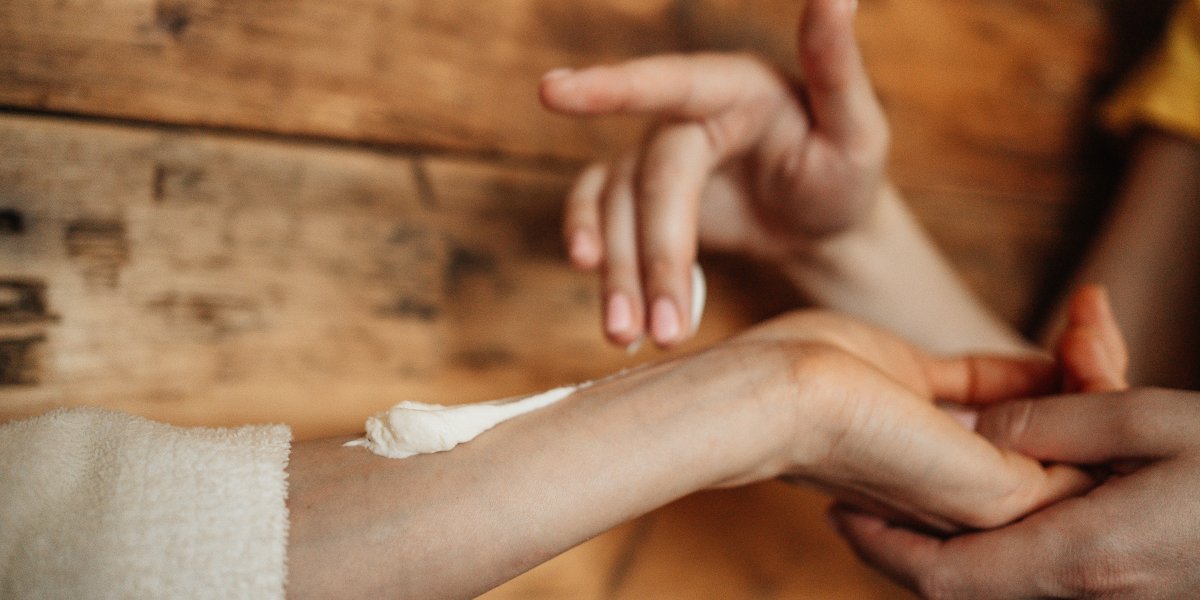 Wellnessbehandlungen für Ihre Wellnessauszeit im Allgäu / Ihr Wellnessurlaub mit besonderen Wellnessmomenten Wellnessurlaub im Hotel Oberstdorf bedeutet Wellnessauszeit mit besonderen Wellnessbehandlungen, wie Kosmetik, Massage und Beautybehandlungen.