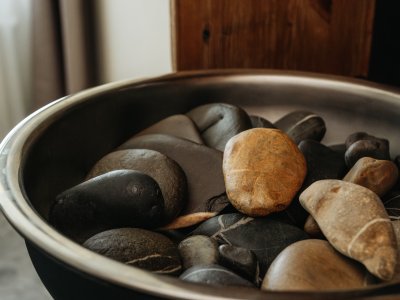 In unserem Wellnesshotel im Allgäu verwöhnen wir Sie mit besonderen Wellnessanwendungen, wie zum Beispiel die Wellnessmassage mit Steinen.