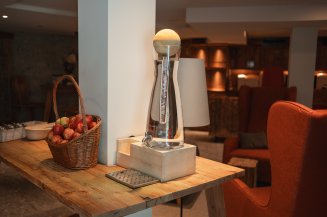 Wasser- und Teestation mit kleinen Snacks in der Alpen Wellnesswelt des Hotel Oberstdorf – für entspannte Genussmomente zwischendurch.