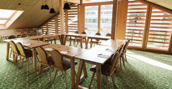 Heller großer Tagungsraum eignet sich perfekt für Deine nächste Tagung in Oberstdorf!