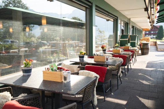 Auszeit auf der Terrasse Auf dieser hübschen Terrasse kannst Du während Deines Aufenthalts im Hotel Oberstdorf einfach mal die Seele baumeln lassen.