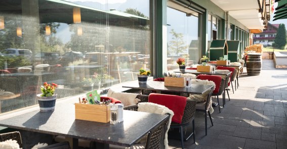 Auf dieser hübschen Terrasse kannst Du während Deines Aufenthalts im Hotel Oberstdorf einfach mal die Seele baumeln lassen.