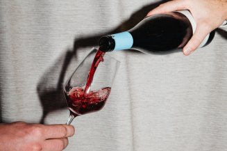 Rotwein wird in ein Glas eingeschenkt – Genussmoment im Hotel Oberstdorf