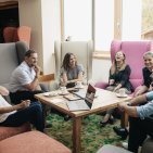Im Tagungshotel in Oberstdorf wird die Kaffeepause zum Highlight: In gemütlicher Atmosphäre bei Kaffee, Tee und Snacks tauschen sich Teilnehmer aus und tanken neue Energie. So verbinden sich Seminar, Tagung und Teambuilding im Allgäu mit Genuss und entspannter Pause.