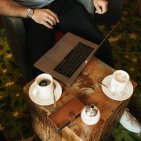 Im Seminarhotel im Allgäu wird die Kaffeepause zur idealen Gelegenheit, kurz durchzuatmen und neue Energie zu tanken. Bei frisch gebrühtem Kaffee, Laptop und Notizen lässt sich entspannt arbeiten oder der Austausch unter Kollegen vertiefen.