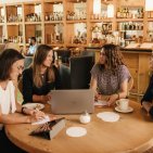 In unserem Tagungshotel im Allgäu wird die Kaffeepause zum Ort für inspirierenden Austausch. Bei Kaffee und entspannter Atmosphäre entstehen neue Ideen, die Seminare, Workshops und Meetings bereichern.