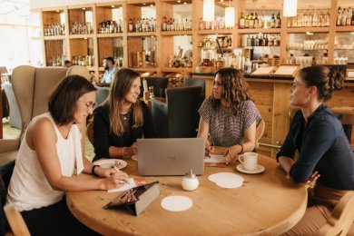 In unserem Tagungshotel im Allgäu wird die Kaffeepause zum Ort für inspirierenden Austausch. Bei Kaffee und entspannter Atmosphäre entstehen neue Ideen, die Seminare, Workshops und Meetings bereichern.