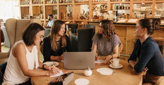 In unserem Tagungshotel im Allgäu wird die Kaffeepause zum Ort für inspirierenden Austausch. Bei Kaffee und entspannter Atmosphäre entstehen neue Ideen, die Seminare, Workshops und Meetings bereichern.