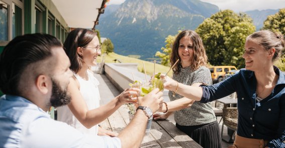Im Tagungshotel Oberstdorf wird Teamspirit großgeschrieben. Verbringen Sie die Pause zwischen Ihrer Tagung im Allgäu mit Ihren Kollegen und genießen Sie das einzigartige Ambiente.