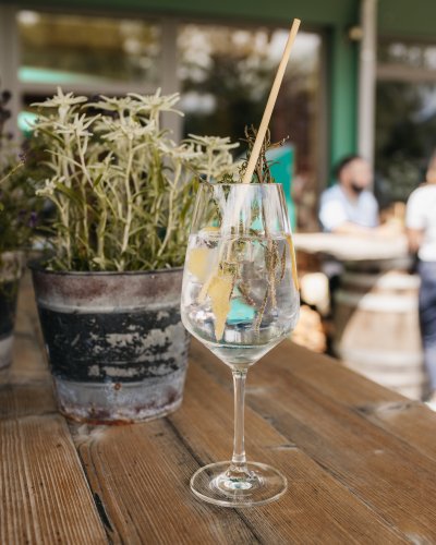 Nach einer erfolgreichen Tagung im Hotel Oberstdorf genießen Sie erfrischende Drinks auf der Sonnenterrasse. Das Seminarhotel im Allgäu verbindet produktives Arbeiten mit entspanntem Ambiente und alpinem Flair.