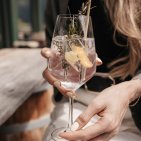 Nach einer erfolgreichen Tagung im Hotel Oberstdorf genießen Sie erfrischende Drinks auf unserer Sonnenterrasse mit Blick auf die Allgäuer Alpen. So verbinden Sie produktives Arbeiten im Seminarhotel Oberstdorf mit entspanntem Genuss und einzigartiger Atmosphäre.