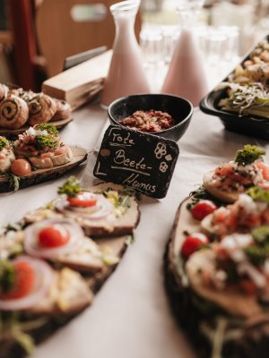 Das Tagungshotel Oberstdorf bietet mehr als eine normale Kaffeepause. Entdecke die Vielfältigkeit unserer Häppchen, welche wir in den Kaffeepausen Eurer Tagung bereitstellen.