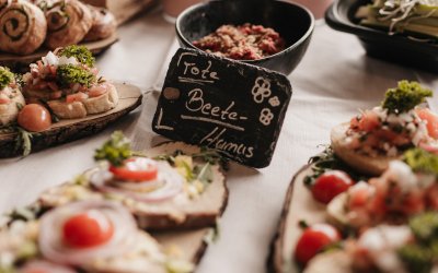 Das Tagungshotel Oberstdorf bietet mehr als eine normale Kaffeepause. Entdecke die Vielfältigkeit unserer Häppchen, welche wir in den Kaffeepausen Eurer Tagung bereitstellen.