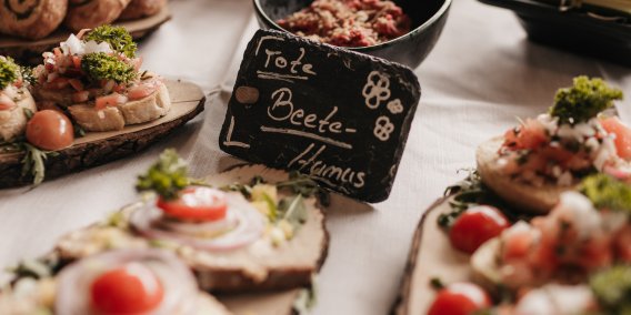 Herzhafte Brotzeit und Snacks für Tagungsgäste im Hotel Oberstdorf Das Tagungshotel Oberstdorf bietet mehr als eine normale Kaffeepause. Entdecke die Vielfältigkeit unserer Häppchen, welche wir in den Kaffeepausen Eurer Tagung bereitstellen.