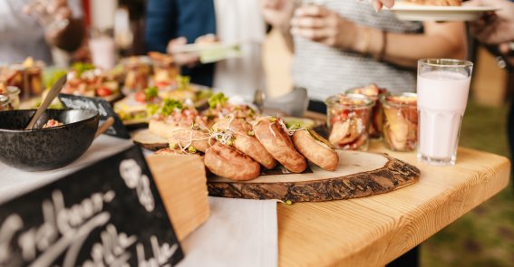 Genuss am Buffet im Hotel Oberstdorf im Allgäu Entdecke unsere köstlichen Speisen, welche wir Euch in der Kaffeepause frisch vorbereiten.