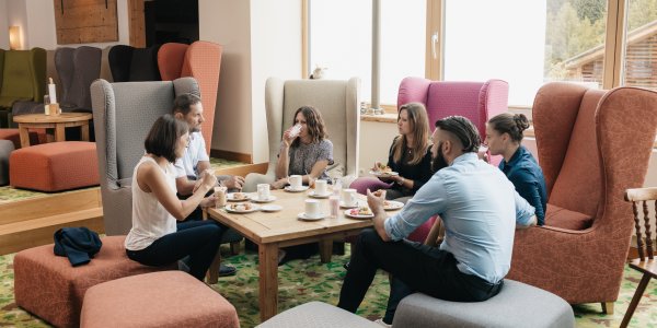 Team bei einer Besprechung in der Lounge des Hotel Oberstdorf Eine Kaffeepause bei uns im Tagungshotel Oberstdorf ist die perfekte Gelegenheit, um das Team zu stärken.