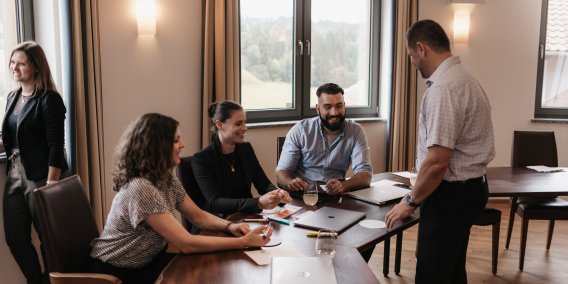 Besprechung eines Teams in einem Tagungsraum im Hotel Oberstdorf Sie möchten raus aus Ihrem Arbeitsalltag und mal etwas Neues wagen? Dann besuchen Sie uns in unserem Tagungshotel im Allgäu.