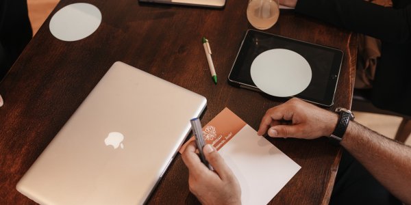 Planen Sie Ihre Tagung im Tagungshotel Oberstdorf inmitten der Allgäuer Alpen. Unser Hotel bietet moderne Tagungsräume mit neuester Technik, lichtdurchflutete Seminarräume sowie eine inspirierende Umgebung für Workshops, Konferenzen und Firmenevents.