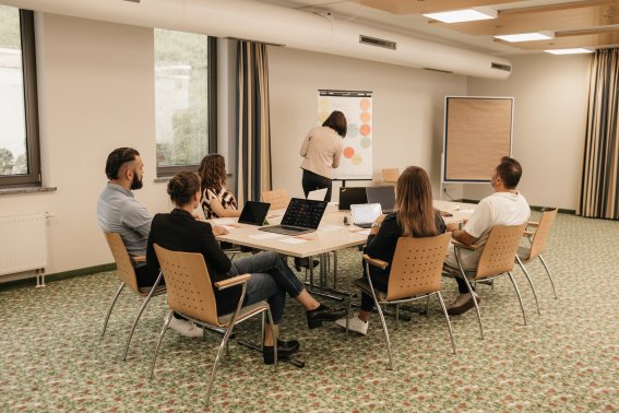 Ihre Tagung bei uns im Seminarhotel Oberstdorf Im Tagungshotel Oberstdorf finden Sie moderne Seminarräume mit professioneller Ausstattung für Workshops, Konferenzen und Schulungen.