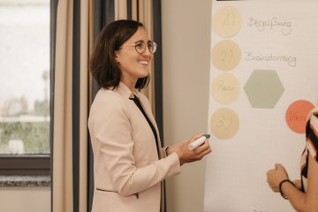 Conference, workshop, or incentive event you are in the right place! Das Tagungshotel Oberstdorf bietet helle, moderne Räume für Seminare und Workshops, die kreatives Arbeiten fördern. Mit professioneller Technik und einer inspirierenden Umgebung in den Allgäuer Alpen entstehen hier beste Bedingungen für erfolgreiche Tagungen.