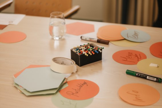 Verwende verschiedene kreative Hilfsmittel um Ihre Tagung perfekt zu machen Im Tagungshotel Oberstdorf finden Sie alles für kreative Workshops und produktive Meetings, von modernem Equipment bis hin zu inspirierendem Ambiente. So entstehen ideale Rahmenbedingungen für erfolgreiche Tagungen in den Allgäuer Alpen.