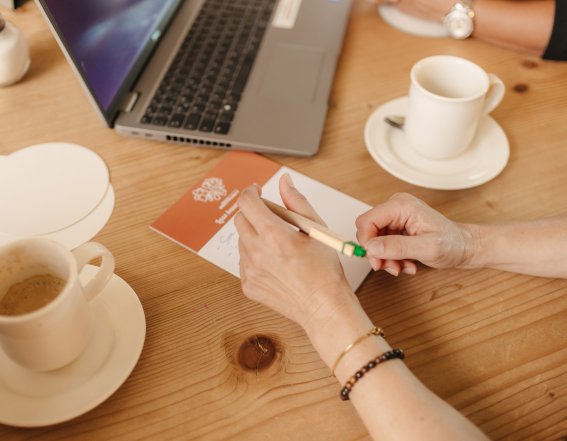 Notizen, Laptop und Kaffee bei einem Meeting im Hotel Oberstdorf Im Tagungshotel Oberstdorf finden Teilnehmer die ideale Umgebung für konzentriertes Arbeiten, kreative Workshops und erfolgreiche Meetings. Moderne Technik und gemütliches Ambiente schaffen den perfekten Rahmen für jede Tagung.