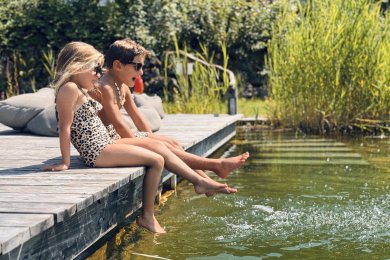 Ein entspannter Sommertag am Naturbadeteich für Kinder mit Spiel und Abkühlung im Wasser.
Perfekt für Familienzeit und Badespaß in der Natur.