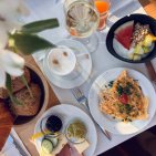 Liebevoll gedeckter Frühstückstisch im Hotel Oberstdorf mit Croissant, Eierspeise, Obst, Kaffee und Säften für einen genussvollen Start in den Tag.
