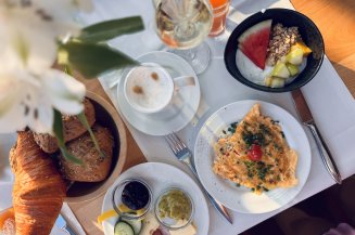 Genussvolles Frühstück im Hotel Oberstdorf im Allgäu Liebevoll gedeckter Frühstückstisch im Hotel Oberstdorf mit Croissant, Eierspeise, Obst, Kaffee und Säften für einen genussvollen Start in den Tag.