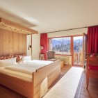 Doppelzimmer Allgäu Feeling mit Balkon Nur im 4-Sterne superior Hotel Oberstdorf im Allgäu finden Sie die Allgäu Feeling Zimmer, die interessante Fakten über das Allgäu offenbaren. Fragen Sie gerne an der Rezeption.