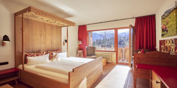 Nur im 4-Sterne superior Hotel Oberstdorf im Allgäu finden Sie die Allgäu Feeling Zimmer, die interessante Fakten über das Allgäu offenbaren. Fragen Sie gerne an der Rezeption.