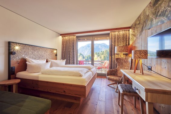 Mit Bergblick und Balkon sind die Doppelzimmer Allgäu Style Superior im Hotel Oberstdorf ausgestattet.