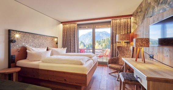 Mit Bergblick und Balkon sind die Doppelzimmer Allgäu Style Superior im Hotel Oberstdorf ausgestattet.