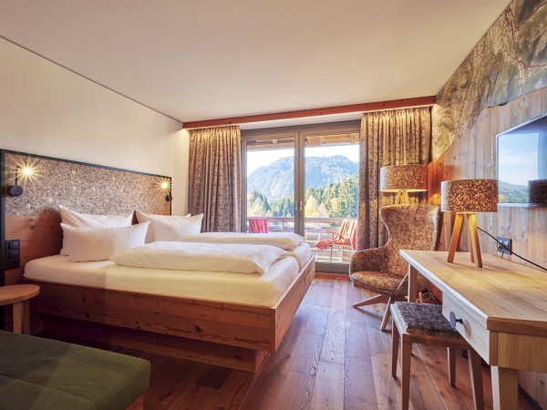 Mit Bergblick und Balkon sind die Doppelzimmer Allgäu Style Superior im Hotel Oberstdorf ausgestattet.