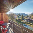 Doppelzimmer Allgäu Style Superior mit Balkon Auf dem Balkon am Doppelzimmer Allgäu Style Superior lässt es sich wunderbar entspannen. Mit Blick zum eigenen Natur Badesee des Hotel Oberstdorf fühlen Sie sich mitten in der Natur angekommen.