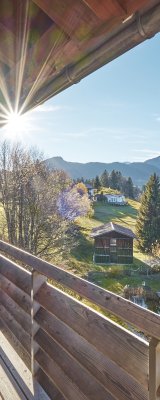 Auf dem Balkon am Doppelzimmer Allgäu Style Superior lässt es sich wunderbar entspannen. Mit Blick zum eigenen Natur Badesee des Hotel Oberstdorf fühlen Sie sich mitten in der Natur angekommen.
