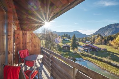Auf dem Balkon am Doppelzimmer Allgäu Style Superior lässt es sich wunderbar entspannen. Mit Blick zum eigenen Natur Badesee des Hotel Oberstdorf fühlen Sie sich mitten in der Natur angekommen.