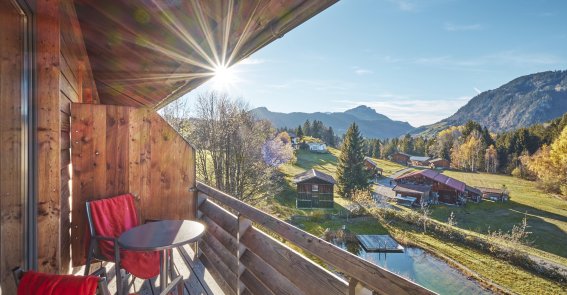 Doppelzimmer Allgäu Style Superior mit Balkon Auf dem Balkon am Doppelzimmer Allgäu Style Superior lässt es sich wunderbar entspannen. Mit Blick zum eigenen Natur Badesee des Hotel Oberstdorf fühlen Sie sich mitten in der Natur angekommen.
