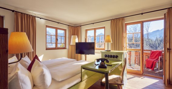 Ein besonderes Design, ein Balkon mit Bergblick und ganz viel Holz finden Sie in der Kategorie 