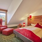 Einzelzimmer ohne Balkon In den Einzelzimmern im Hotel Oberstdorf erwartet Sie ein französisches Bett und Blick ins Grüne.