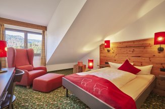 Einzelzimmer ohne Balkon In den Einzelzimmern im Hotel Oberstdorf erwartet Sie ein französisches Bett und Blick ins Grüne.